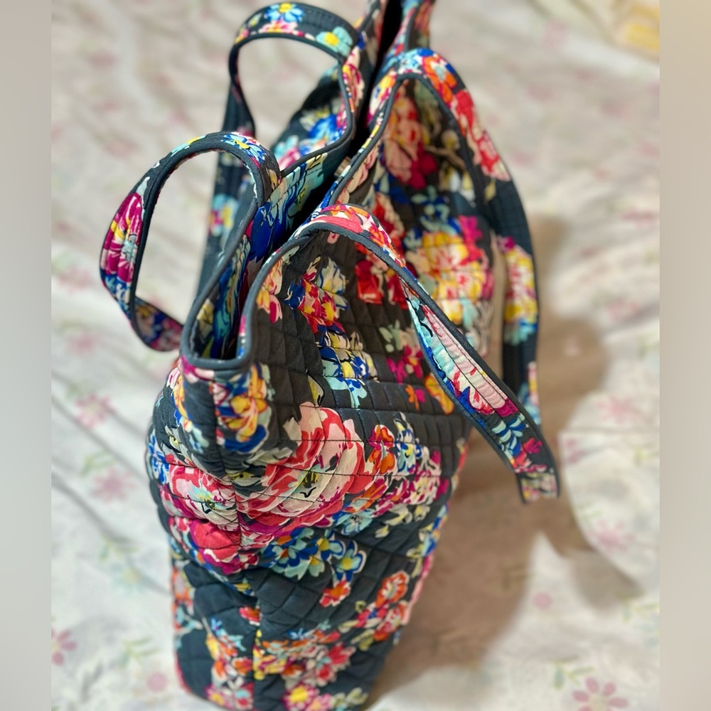 Tote In Pretty Poises - Picture 4 of 9
